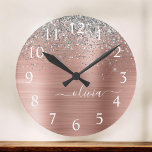 Penseel metalen Roos Gold Silver Glitter Monogram Ronde Klok<br><div class="desc">Roos Gold - Blush roze en Silver Faux Foil Metallic Sparkle Glitter Brushed Metal Monogram Name Clock. Dit maakt de perfecte liefhebbende 16 verjaardag,  bruiloft,  vrijgezellenfeest,  verjaardagsdag,  baby shower of vrijgezellenfeest voor iemand die van luxe glam en stijl houdt.</div>