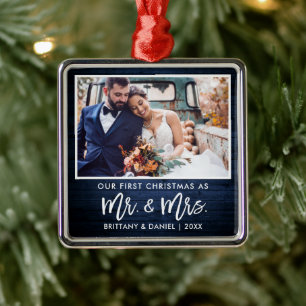 Penseel Script Blue Wood Eerste Kerstmis, Mrs. Metalen Ornament