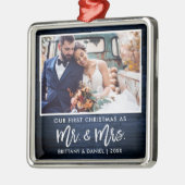 Penseel Script Blue Wood Eerste Kerstmis, Mrs. Metalen Ornament (Links)