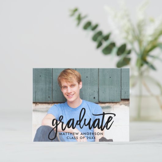 Penseel Script Modern Graduation Party Uitnodiging Briefkaart (Staand voorkant)