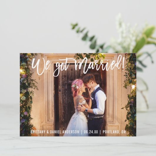 Penseel Script Modern We hebben een gehuwde paarse Aankondiging (Staand voorkant)