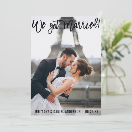 Penseel Script Modern We hebben een gehuwde paarse Aankondiging (Staand voorkant)