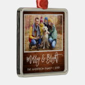 Penseel Script Rustic Wood Merry and Bright Family Metalen Ornament (Rechts)
