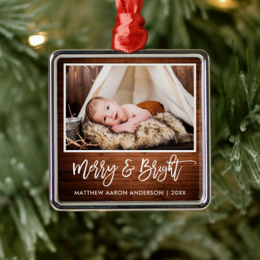 Penseel Script Rustic Wood Merry en Bright Baby Metalen Ornament (Boom)