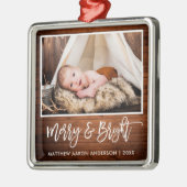 Penseel Script Rustic Wood Merry en Bright Baby Metalen Ornament (Links)