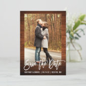 Penseel Script Rustic Wood Save the Date Kraft Kaa Kaart (Staand voorkant)