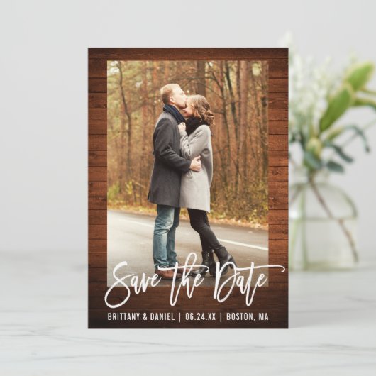 Penseel Script Rustic Wood Save the Date Kraft Kaa Kaart (Staand voorkant)