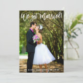 Penseel Script We Got Married Celebration Uitnodig Aankondiging (Staand voorkant)