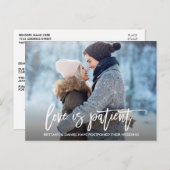 Penseel Script Wedding Postponed Love is Patiënt Briefkaart (Voorkant / Achterkant)