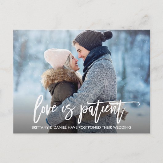 Penseel Script Wedding Postponed Love is Patiënt Briefkaart (Voorkant)