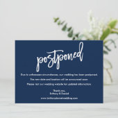 Penseel Script Wedding Postponed Navy Blue Kaart (Staand voorkant)