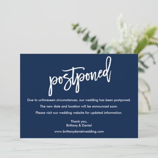 Penseel Script Wedding Postponed Navy Blue Kaart (Staand voorkant)
