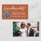 Penseel Script Wedding Website QR Foto Terracotta Informatiekaartje (Voorkant / Achterkant)