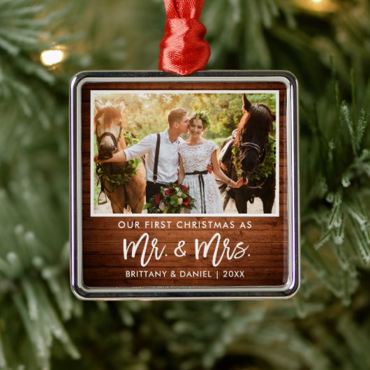 Penseel Script Wood Eerste Kerstmis Mr en Mrs. Metalen Ornament (Boom)