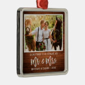 Penseel Script Wood Eerste Kerstmis Mr en Mrs. Metalen Ornament (Rechts)