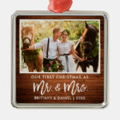 Penseel Script Wood Eerste Kerstmis Mr en Mrs. Metalen Ornament (Voorkant)