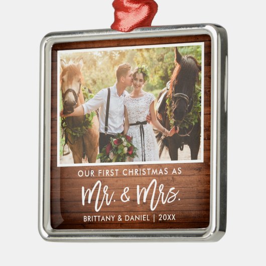 Penseel Script Wood Eerste Kerstmis Mr en Mrs. Metalen Ornament (Links)