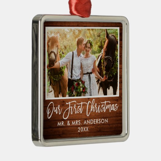 Penseel Script Wood Weddenschap onze eerste Kerstm Metalen Ornament (Rechts)