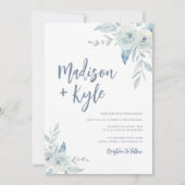penseelscript dusty blue floral bruiloft uitnodigi kaart (Voorkant)