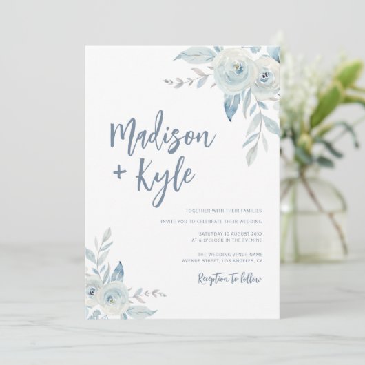penseelscript dusty blue floral bruiloft uitnodigi kaart (Staand voorkant)