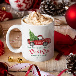Penseelscript Eerste Kerstmis, Mrs Red Truck Koffiemok<br><div class="desc">Het moderne Manuscript van de Borstel ons Eerste Kerstmis als Waterverf  Rood Vracht met de Mok van de Koffie van de Kerstabel - Rood en Groen</div>