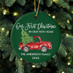 Penseelscript Eerste Kerstmis Nieuwe Thuiswagen Gr Keramisch Ornament<br><div class="desc">Het moderne Manuscript van de Borstel Onze Eerste Kerstmis in ons Nieuwe Ornament van het Huis omvat de  Rood van de Waterverf met Kerstboom. Forest Green Background</div>