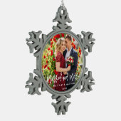 Penseelscript, gehuwd en versierd fotohuwelijk tin sneeuwvlok ornament (Links)