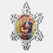 Penseelscript, gehuwd en versierd fotohuwelijk tin sneeuwvlok ornament (Rechts)