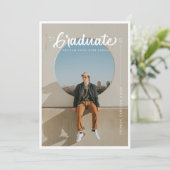 Penseelstreektypografie Afstuderen Aankondiging (Staand voorkant)