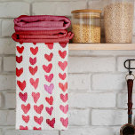 Penseelstreken - rood en roze theedoek<br><div class="desc">Borstel beroerte harten - rode en roze keukenhanddoek</div>