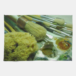 Penselen en verf theedoek