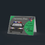 Pensioen, broeder, politie-Wenskaart Kaart<br><div class="desc">Feliciteer je broer met zijn pensioen als politieagent met een kaart met een schattige wasbeer die met een politieauto over een grijs gebogen weg rijdt. Politie-elementen door J. Rett Graphics</div>