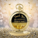 Pensioen zwarte goudboog bedankt zakhorloge<br><div class="desc">Elegant,  klassiek,  glamoureus en vrouwelijk. Een geschenk voor een gepensioneerde vrouw collega Een faux goudkleurige strik en lint. Zwarte achtergrond. Met de tekst: Bedankt,  sjablonen voor een naam en bedrijfsnaam.</div>