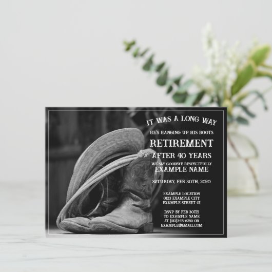 Pensioenaankondiging met cowboylaarzen en -pet (Staand voorkant)