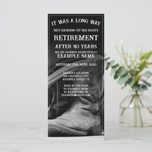Pensioenaankondiging met cowboylaarzen en -pet (Staand voorkant)