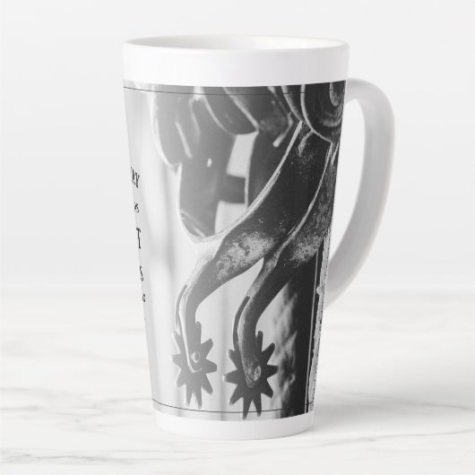 Pensioenaankondiging met oude sporen latte mok (Rechterhoek)