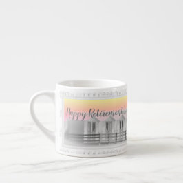 Pensioenbeker met badhutten op zee bij zonsonderga espresso kop