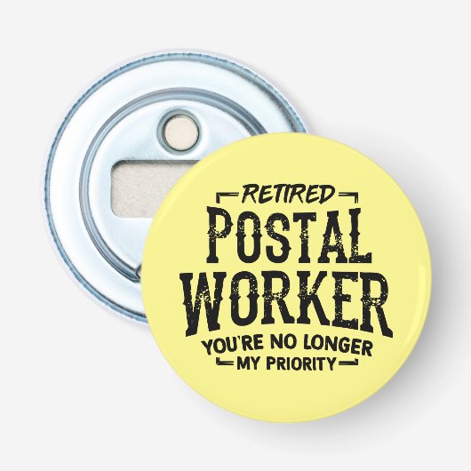 Pensioenbriefdrager Grappige Postbode Button Flesopener (Voorkant)