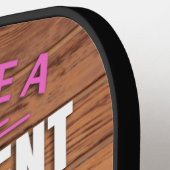 Pensioenhout en groen monogram voor haar pickleball paddle (Links Detail)