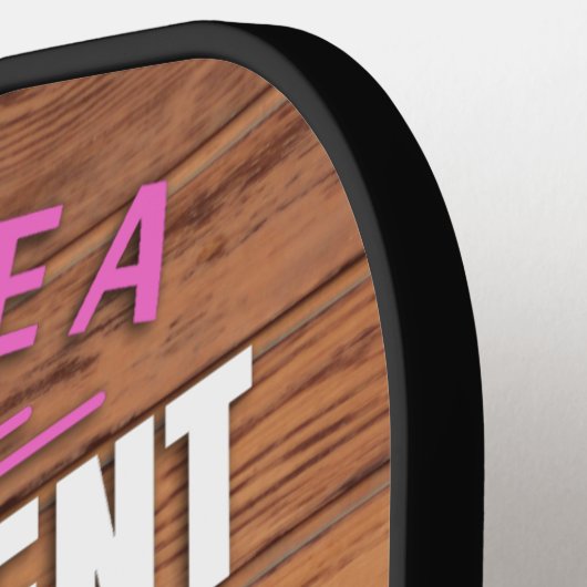 Pensioenhout en groen monogram voor haar pickleball paddle (Links Detail)