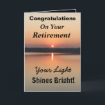 Pensioenlicht Schijnt Helder Zonsondergang Zonnesc Kaart<br><div class="desc">Druk uw wensen uit voor een gelukkig pensioen op een inspirerende zonsondergangkaart met het vers “Uw Licht Schijnt Helder”. Het minimalistische ontwerp is modern met felle kleuren goud en zwart met gloeiend water en een vredig meer. Gefeliciteerd met vele gelukkige jaren!</div>