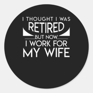 Pensioenman werkt nu voor mijn vrouw ronde sticker