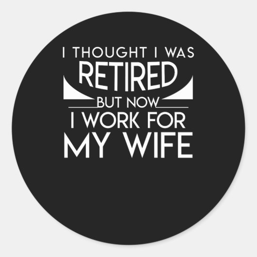 Pensioenman werkt nu voor mijn vrouw ronde sticker (Voorkant)