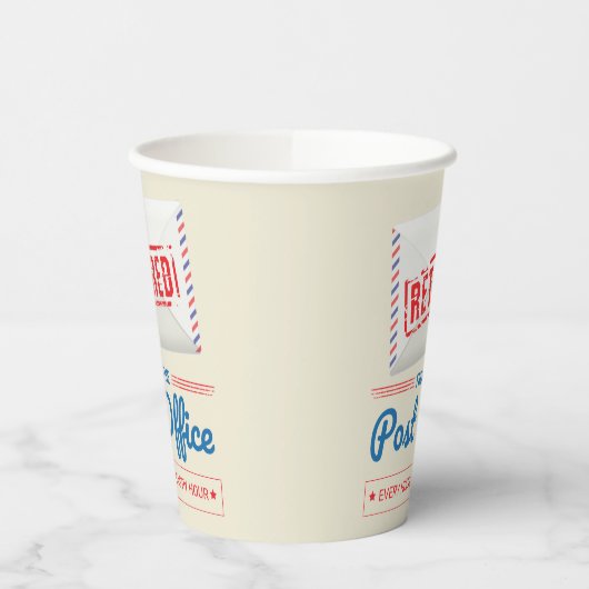 Pensioenpartij postpostale werknemers in ruste papieren bekers (Links)