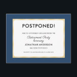 Pensioenpartij uitgesteld briefkaart<br><div class="desc">Wilt u uw evenement uitstellen? Stuur dit briefkaart om uw gasten te laten weten dat de plannen zijn gewijzigd. Het eenvoudige ontwerp is geaccentueerd met een donkerblauwe en gouden rand.</div>