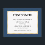 Pensioenpartij uitgesteld briefkaart<br><div class="desc">Wilt u uw evenement uitstellen? Stuur dit briefkaart om uw gasten te laten weten dat de plannen zijn gewijzigd. Het eenvoudige ontwerp is geaccentueerd met een donkerblauwe en gouden rand.</div>