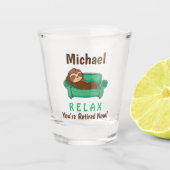 Pensionering in ruste Cute Funny Lazy Sloth Shot Glas (Voorkant)