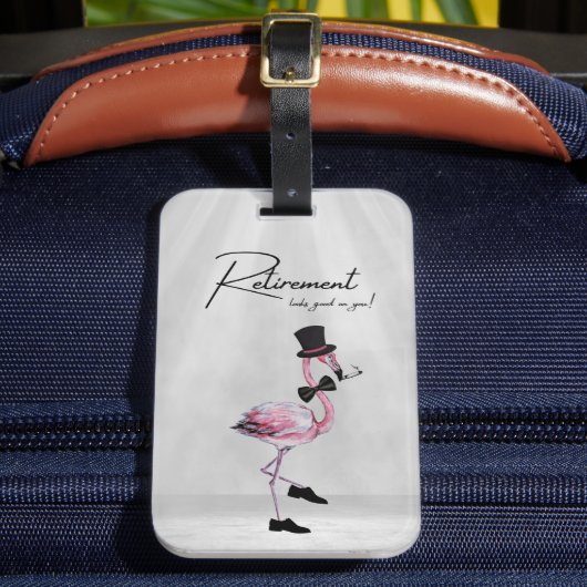 Pensionering staat je goed! Dapper Pink Flamingo Bagagelabel (Voorkant Insitu 2)