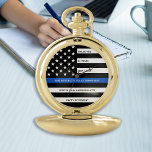 Pensionering van politie gepersonaliseerd in blauw zakhorloge<br><div class="desc">U kunt uw waardering voor een uitstekende politieagent vieren met deze Thin Blue Line Retirement of Jubileum Police Pocket Watch - Amerikaans vlagontwerp in de kleuren van de vlag van de politie in een modern zwart en blauw ontwerp. Ideaal voor serviceprijzen en Pensioneringscadeaus van de politie. Personaliseer deze politiewacht met...</div>