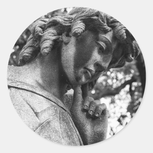 Pensive angel neerkijken ronde sticker (Voorkant)